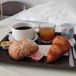 pain,croissant,beurre,confiture,boisson chaude